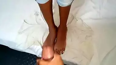Sri Lankan - Teen Girl Long Sexy Legs And Cum On Feet Foot Fetish කැරි ටික කකුලෙම යැව්ව