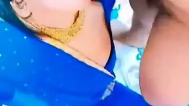 Shemale in saree sucks a dick in Indian gay porn