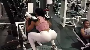 Indian hottie showing off her onion booty
