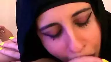 Hijabi Dhaka babe sucks boss’s dick in Bangladeshi sex video