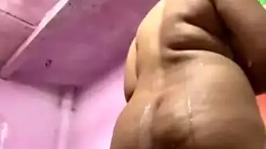 Sexy Indian girl bathing nude on cam