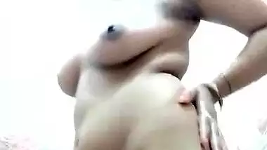 Mast bhabhi bathing and showing