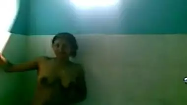 Lucknow Cheating Bhabhi Bathroom Scandal With Devar’s Friend