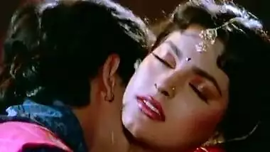Aamir Khan Gives Juhi A Hickey - Tum Mere Ho - Hot Kissing Scenes.mp4