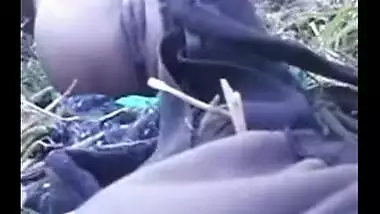 Sexy village girl’s outdoor sex scandal MMS