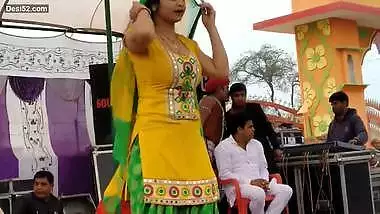 Desi big boobs model hot dance