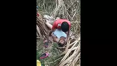 Desi porn video of a young girl in the field