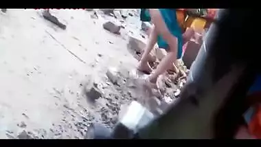Indian XXX - Desi village bhabhi in saree pee outdoor
