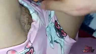 Xxx DESI Mi HERMANASTRA se quita las bragas y me enseña el coño y me pide que la folle cuando la familia no esta