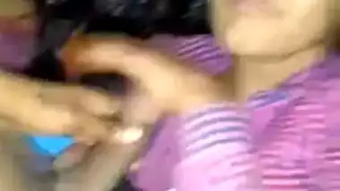 Desi slut in sari gives a XXX blowjob to her Dehati boyfriend on camera