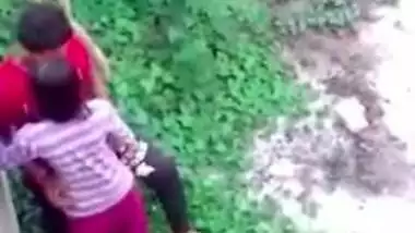 Two Indian lovers caught fucking in outdoor garden in Desi mms video