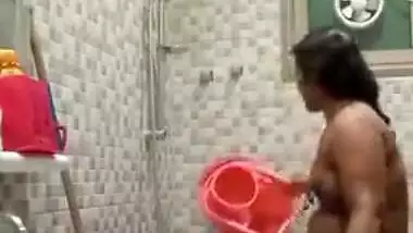 Desi aunty bathroom selfie Video