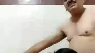 Mature Indian couple bathroom sex MMS