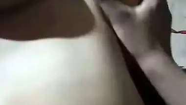 Chubby Bangla lady allows her cousin to press her boobs