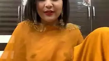 Sexy Girl in Salwar showing her Boobs