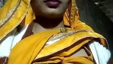 Bhabi Showing boobs