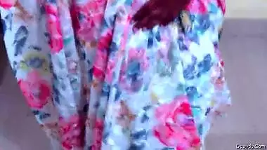 Hot figure aunty wearing sari showing huge cleavage and hot navel