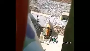 Nude desi woman bathing hidden record by young neighbour