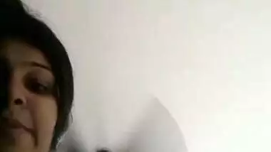 Beautiful girl pussy show MMS to test her lover’s sex nerves