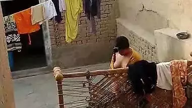Desi village bhabhi bathing viral clip