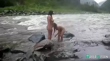 Hidden cam voyeur sex clip two sexy desi aunty taking a bath outdoor by the river