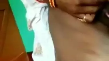 Mature village aunty shows her boobs and pussy on VC
