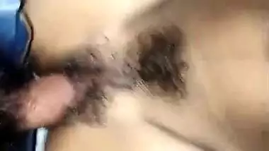Desi guy fucks his GF’s hairy pussy in the local sex video
