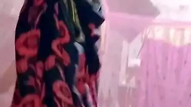 Homely village wife wearing saree viral boobs show