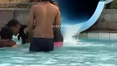 Camelto Desi girl pussy in water park