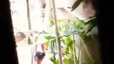 Neighbor bhabhi bathing outdoor spy cam MMS
