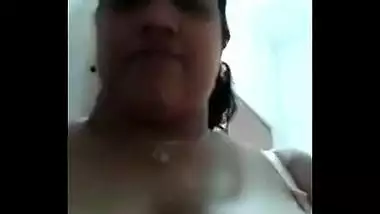 Desi mami Mitu Showing her boobs 