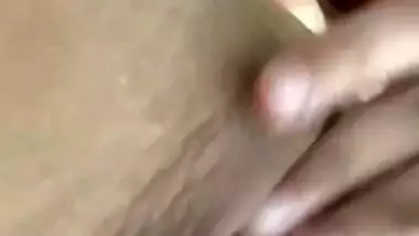 BEAUTIFUL AMATEUR BABE RUBBING HER WET PUSSY