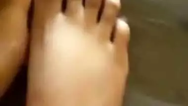 CUM ON MY MOM'S FEET(LOOK AT HER BROWN NAILS)