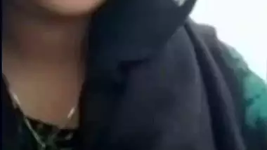 Topless hijab girl seduces boyfriend on live cam