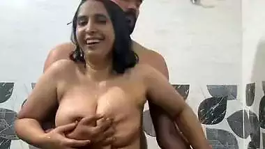 Bhabhi under shower nude blowjob and viral boob press