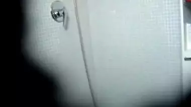 XXX Hidden cam captures this desi babe pleasing her pussy with the shower head