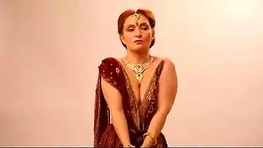 Nri aunty exposing deep cleavage latest photo shoot