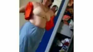 Milfy Indian woman dresses for a date where porn thing might happen