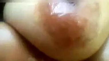 Sumitha aunty oiled her tits.