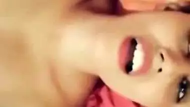 Desi girl masturbating MMS