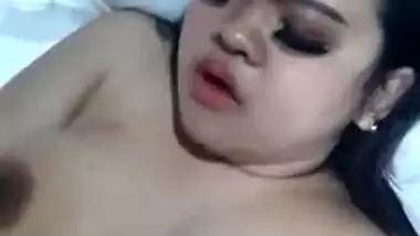 Juicy Desi XXX babe gets her chubby pussy fucked hard on cam MMS