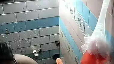 Chubby MILF bathing caught by neighbor viral MMS