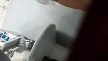 Hairy pussy sister bathing naked caught by brother