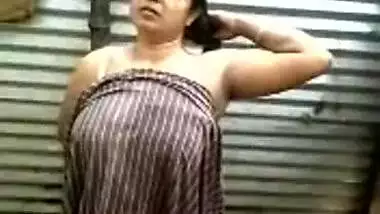 Latest Desi girl nude bathroom selfie video