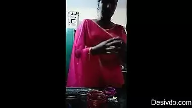 Swathi naidu romantic seducing while saree changing