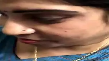 Indian slut had never tried such XXX things like exposing tits on camera