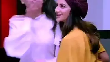 Kajal Agarwal Boob Pressed By Elli Avram