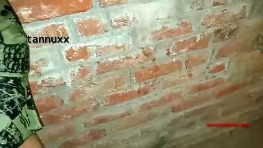 Desi couple has quickie in XXX doggystyle inside abandoned building