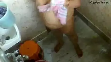 Naked busty bengali aunty bathing video caught