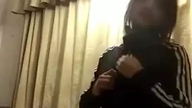 Desi girl in a tracksuit takes it down exposing XXX body parts